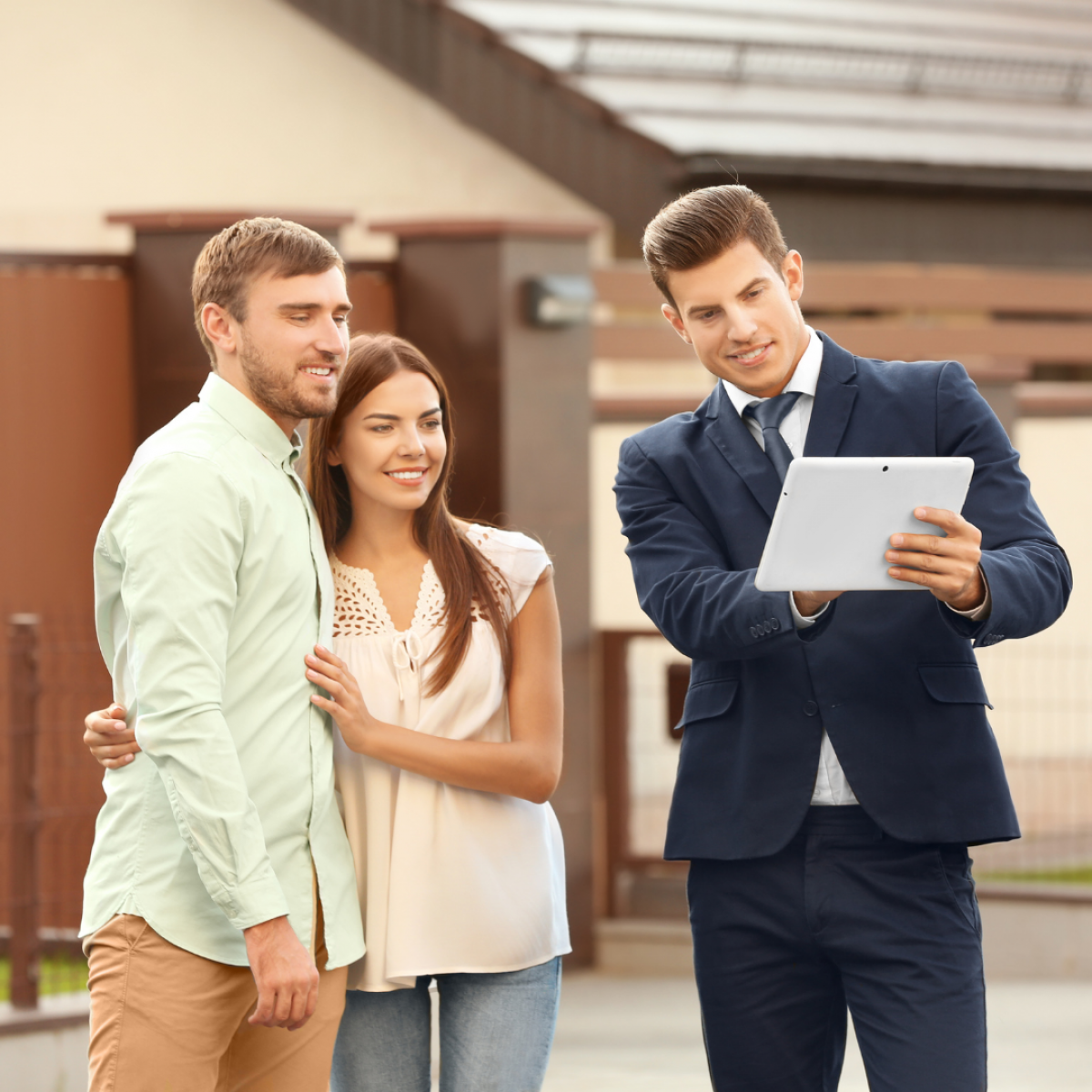 Agent immobilier chez ImmoMAPI en train d'estimer une maison à Lattes avec piscine. 