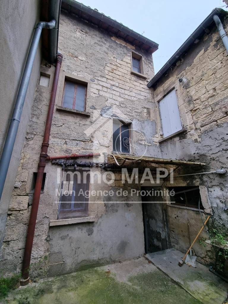 Vente grande maison familiale de 140 m² avec 4 chambres, garage 30 m², cour privative et terrasse, à rénover, centre-ville de Montpellier, proche tramway Voltaire.