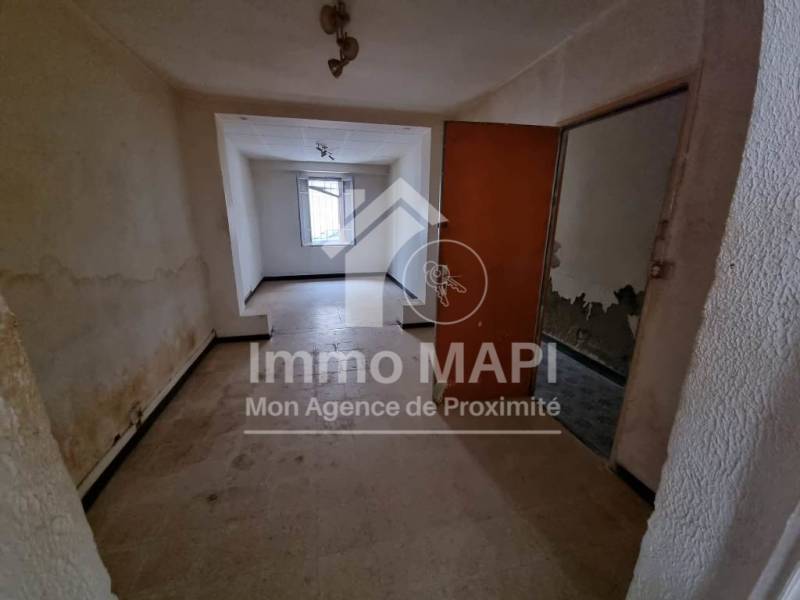 Vente grande maison familiale de 140 m² avec 4 chambres, garage 30 m², cour privative et terrasse, à rénover, centre-ville de Montpellier, proche tramway Voltaire.