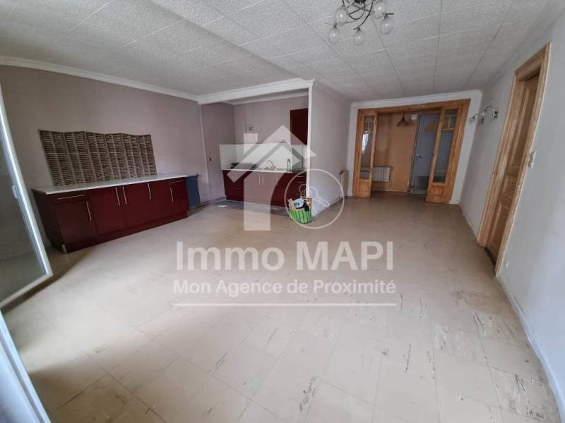 Vente grande maison familiale de 140 m² avec 4 chambres, garage 30 m², cour privative et terrasse, à rénover, centre-ville de Montpellier, proche tramway Voltaire.